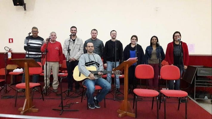 Músicos servindo na liturgia